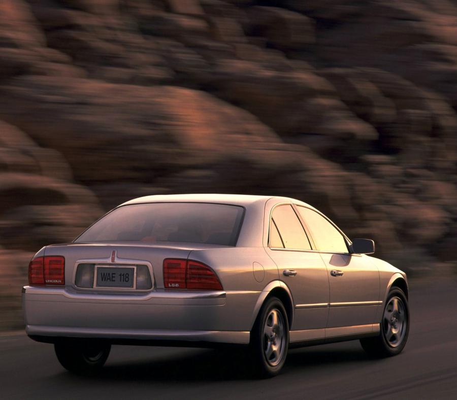 Lincoln LS 2000 года  (фото 17 из 57)